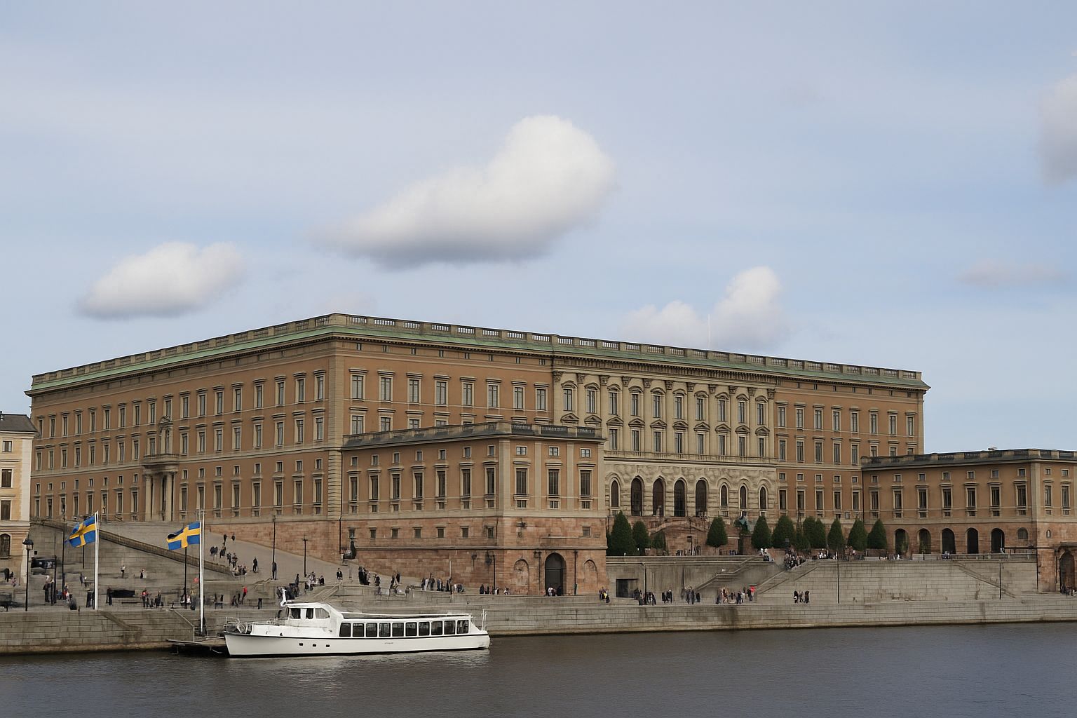 Modernt kontorshotell i Stockholm med storbildsskärm och naturligt ljus.